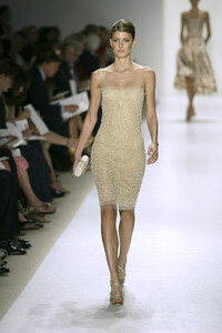 1449910200_OscardelaRenta2004WomenRTW57.thumb.jpg.03a180ebe62fe50343f8f402fcf94494.jpg