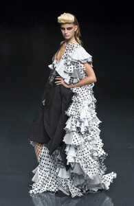 146860836_AlexanderMcQueen2002WomenRTW9.thumb.jpg.1d360f1fb42d7f2dcf8a1c2f29145d18.jpg