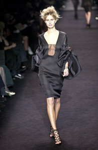 1470703044_YvesSaintLaurent2002WomenRTW48.thumb.jpg.5a914fe2304ced98a7742d53fa35566b.jpg