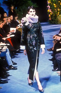 1479435255_DolceGabbana1998WomenRTW197.thumb.jpg.d0da387ab1cc19b389a806ecf3321e8d.jpg