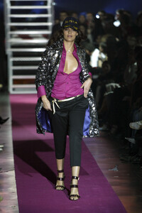 1505904822_Dsquared22003WomenRTW48.thumb.jpg.8d44b1c220479e979e2bbc4eb061f22c.jpg