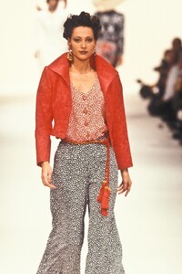 1525879223_YvesSaintLaurent1994WomenRTW18.thumb.jpg.941741b2265943c11130b33183ef3075.jpg