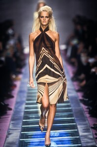 1526891891_Versace2000WomenRTW32.thumb.jpg.f995f09f8636da3f623696528d3fe9c0.jpg