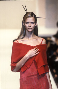 1527111494_Blumarine1999WomenRTW59.thumb.jpg.c224cd1e2bc4f2722edfc49136ee25e1.jpg