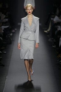 1542326689_CarolinaHerrera2003WomenRTW4.thumb.jpg.b655dc2546311c8159160196ff501c6e.jpg
