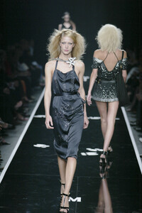 1545291558_Moschino2003WomenRTW61.thumb.jpg.4667797d4ffd805574798dfdc15b1dda.jpg