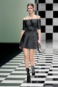 Sara Dijkink Emporio Armani Fall 2022 RTW MFW 1.jpg