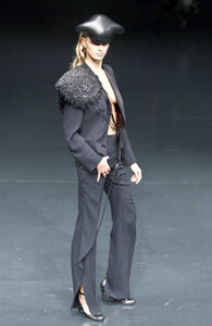 1576335080_AlexanderMcQueen2002WomenRTW85.thumb.jpg.8e802ec08d32ac7e30143e3e9bad033e.jpg