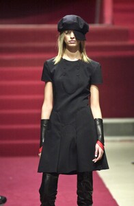 1576697418_KarlLagerfeld2001WomenRTW47.thumb.jpg.fabfe6477a97f913614fd60ddf114cea.jpg