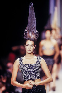 1576804540_KarlLagerfeld1994WomenRTW41.thumb.jpg.cb30bbb913e9f71447025b6c8bf1aa9a.jpg
