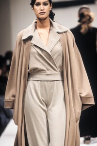 1576837072_JinAbe1993WomenRTW28.thumb.jpg.bc23c57ca4b8fbb7866956afa7436c20.jpg