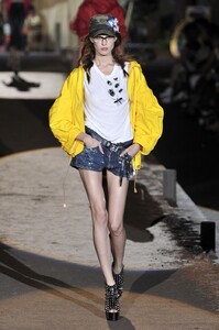 1586892761_Dsquared2Spring2010WHO_sGCWVgQx.thumb.jpg.78dfff47195bec469ab103f8e5af9c66.jpg