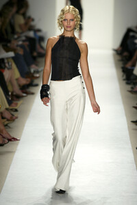 1595334591_CarolinaHerrera2004WomenRTW46.thumb.jpg.b43f6a5c08b0838081a1bbb02e83de54.jpg