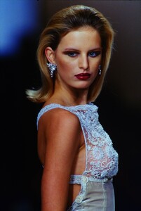 1626847509_Valentino-Fall-2000(1).thumb.jpg.9b2d52999636eb34cd25ce04bc1afff0.jpg