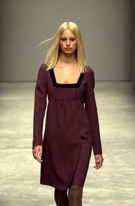 1637939015_Prada2001WomenRTW6.thumb.jpg.a8d9fe3d972c157d33f1e177405c0e60.jpg