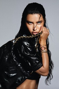 1644928562-adriana-lima-supermodel-intervista-editoriale-cover-lofficielitalia2.thumb.jpg.2bfc558de192d0ae465678138b7611b9.jpg