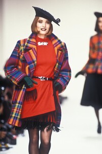 1658244140_YvesSaintLaurent1992WomenRTW58.thumb.jpg.4d5a70d192f4008f8f8b790256a55f19.jpg