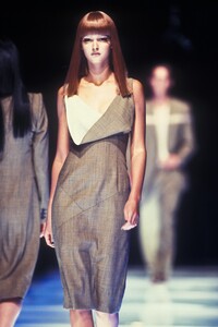 1665897387_AlexanderMcQueen1998WomenRTW4.thumb.jpg.c1990a5a9e92b2a6af9ad06fdc573a66.jpg