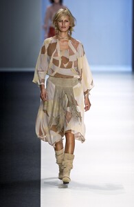 1667149043_Byblos2002WomenRTW49.thumb.jpg.9c5f02862b08a4e2941bf9a37f9bc657.jpg