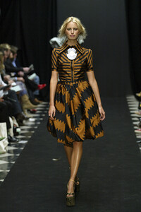 1676986300_Giles2005WomenRTW28.thumb.jpg.292568d9f34b87c11f73b127bca22d1f.jpg