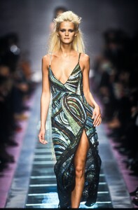 1689852476_Versace2000WomenRTW103.thumb.jpg.c7ff3c9c9ccbb403699083da55577d3a.jpg