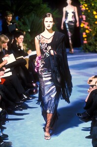1692394914_DolceGabbana1998WomenRTW100.thumb.jpg.96efd6f981d24d9f182494166a1a608a.jpg