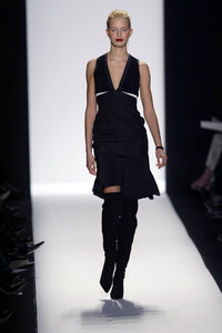 1693221356_NarcisoRodriguez2003WomenRTW6.thumb.jpg.4e32189efd176632d2ba327da23351d7.jpg