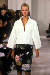 1707811358_Valentino1999HauteCouture4.thumb.jpg.db63eaa052c40eb23e2ec8cf1e271168.jpg