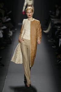 1711555790_CarolinaHerrera2003WomenRTW38.thumb.jpg.04b3e79606c54c685712d15064909387.jpg