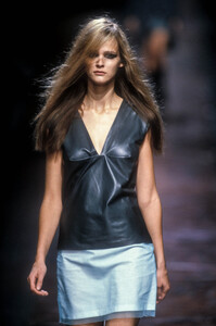 1713504736_VersusbyDonatella1999WomenRTW134.thumb.jpg.581bf89d1aa4e8450adc85226e0c8a90.jpg