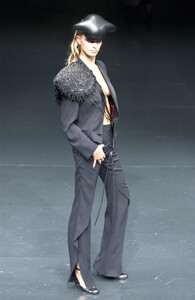 1740453697_AlexanderMcQueen2002WomenRTW86.thumb.jpg.e347b274ac4af6a17d65daee83948bc0.jpg