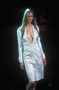 1754317184_Versace1999WomenRTW139.thumb.jpg.80a78aa51c93b5ad0732c0bc33f6a084.jpg