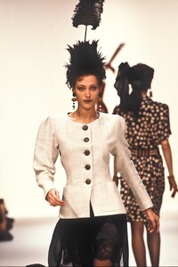 1778066601_YvesSaintLaurent1994WomenRTW190.thumb.jpg.656ba12a261f2e55a84b5f8e8e181a13.jpg