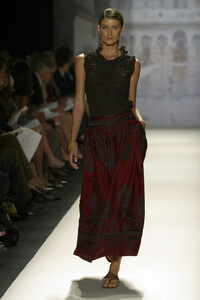 1796689420_OscardelaRenta2003WomenRTW36.thumb.jpg.f700eedd03f7bc5d6637c417bcb5ce0b.jpg