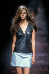 1833527233_VersusbyDonatella1999WomenRTW133.thumb.jpg.d5521794cb7a28328ca47fd8eaa8c132.jpg
