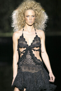 1844247331_JustCavalli2004WomenRTWSpring(2).thumb.jpg.5475e5d25afb8cb14557e43852cfac5b.jpg