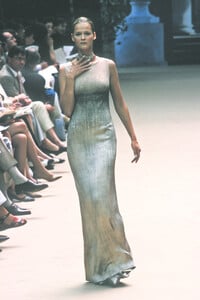 1852631090_PierreBalmain1998HauteCouture53.thumb.jpg.deac3ad793daf94f6ff106d63b7668b2.jpg