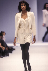 1852689267_LauraBiagiotti1993WomenRTW23.thumb.jpg.89f29d1d9f92b49fff605cf511262414.jpg