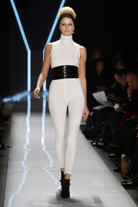 1862156938_DonnaKaran2003WomenRTW71.thumb.jpg.bc2b0d5625794ef23e0cc53e9de593ef.jpg