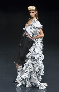 1885159574_AlexanderMcQueen2002WomenRTW10.thumb.jpg.49205874231b6ea973a0047b32ba535b.jpg