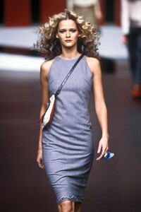 1899552258_Valentino1999WomenRTW164.thumb.jpg.b5d6fd3304dedb3c1ec6f20ac39603c7.jpg