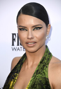 Adriana+Lima+Daily+Front+Row+5th+Annual+Fashion+aFUR3AphdMSx.jpg