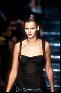 198017307_Versace1998WomenRTW130.thumb.jpg.e5f192d9e3acef9eeddf31dfc1453a12.jpg