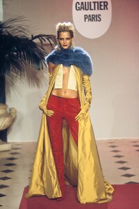 1997792198_JeanPaulGaultier1999HauteCouture59.thumb.jpg.22a0b76d0a681a1be7a5cbe4bdd3d37b.jpg