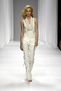 202539350_Samsonite2003WomenRTW11.thumb.jpg.40b54fdeffbd67c5a354c51493d86cfa.jpg
