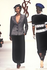 2079274250_YvesSaintLaurent1994WomenRTW165.thumb.jpg.304a063747505e1ca092c1f3b56f39ae.jpg