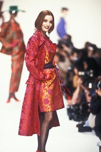 2085435933_YvesSaintLaurent1992WomenRTW98.thumb.jpg.737af28205e8fc4b80f525120a9ae9f2.jpg