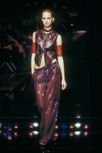 2115190555_GianfrancoFerre2002WomenRTW76.thumb.jpg.f5c4aa5625feebb43722399238044452.jpg