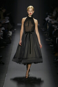 21602625_CarolinaHerrera2003WomenRTW67.thumb.jpg.75f1a8a14bf07ad078c17cecc6ee64d6.jpg