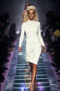 22471947_Versace2000WomenRTW62.thumb.jpg.0f1bc7f36bbee5a409ebbef4130613c7.jpg